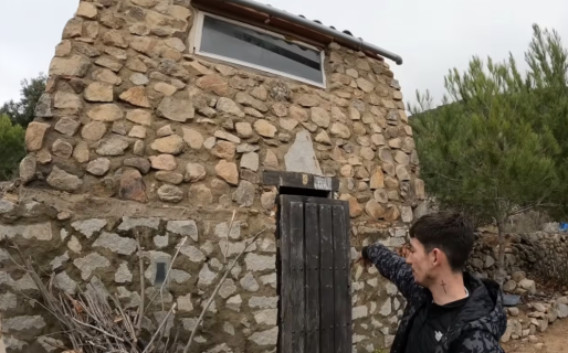 Tiene 23 años, abandonó la ciudad y se fue a vivir al bosque con sus animales: “Me encontré a mí mismo”